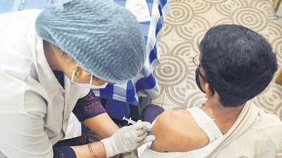 Even as the perception that the number of Covid-19 cases is going down has led to people lowering their guard and more commercial activities opening up, Pune city is witnessing a rise in the number of active cases. (Shankar Narayan/HT PHOTO) Even as the perception that the number of Covid-19 cases is going down has led to people lowering their guard and more commercial activities opening up, Pune city is witnessing a rise in the number of active cases. (Shankar Narayan/HT PHOTO)