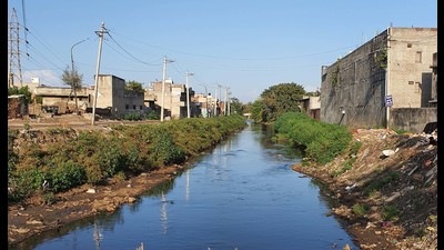 The chain-linked fence is being installed at the banks of Buddha Nullah in Ludhiana to stop the residents from dumping waste into the drain (HT file)