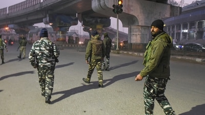 Security personnel leave after an encounter with militants near the Rambagh area of the city in Srinagar&nbsp; (PTI Photo)