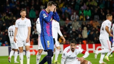 Soccer Football - Champions League - Group E - FC Barcelona v Benfica - Camp Nou, Barcelona, Spain - November 23, 2021 FC Barcelona's Gerard Pique looks dejected after the match REUTERS/Albert Gea (REUTERS)