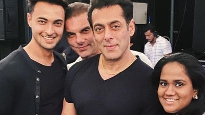 Salman Khan with Sohail Khan, Aayush Sharma and Arpita Khan.