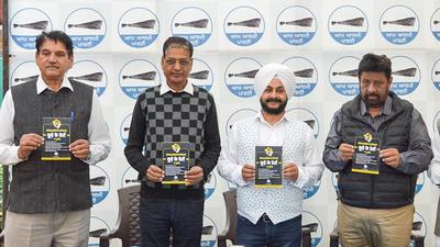 AAP’s Chandigarh affairs incharge Jarnail Singh (centre) and other leaders addressing the media on Wednesday. (Gurtej Singh/HT) AAP’s Chandigarh affairs incharge Jarnail Singh (centre) and other leaders addressing the media on Wednesday. (Gurtej Singh/HT)