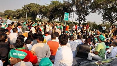 Farmer leader Sukhbir Khalifa, and 228 others booked for blocking traffic Farmer leader Sukhbir Khalifa, and 228 others booked for blocking traffic