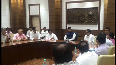Parties claim the former CM’s visit to Raj Thackeray’s house was personal in nature (HT File) Parties claim the former CM’s visit to Raj Thackeray’s house was personal in nature (HT File)