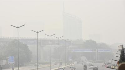 Experts said things will complicate further when fog envelops the city by the start of December and gets mixed with pollutants. (HT Archive) Experts said things will complicate further when fog envelops the city by the start of December and gets mixed with pollutants. (HT Archive)