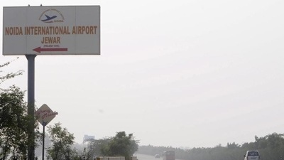 A signboard points towards the Noida International Jewar Airport. (Sunil Ghosh/HT Photo) A signboard points towards the Noida International Jewar Airport. (Sunil Ghosh/HT Photo)