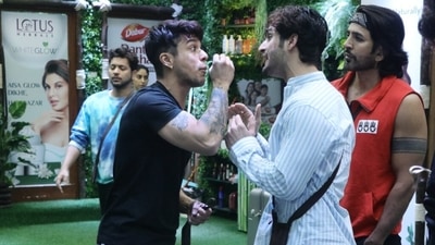 Umar Riaz and Pratik Sehajpal fight on Bigg Boss 15. Umar Riaz and Pratik Sehajpal fight on Bigg Boss 15.