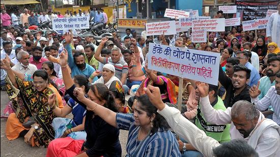 The stir, which has almost paralysed parts of rural Maharashtra, where the ST buses are the main mode of public transport, is unlikely to end on Wednesday as the leaders of ST employees have sought a day to mull over the government’s offer on a pay hike. (HT PHOTO)