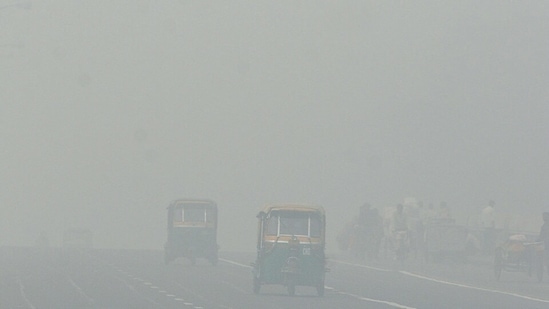 This is followed by Anand Vihar (136 micrograms per cubic metre), East Arjun Nagar (125 micrograms per cubic metre) and Okhla (112 micrograms per cubic metre).(HT Photo) This is followed by Anand Vihar (136 micrograms per cubic metre), East Arjun Nagar (125 micrograms per cubic metre) and Okhla (112 micrograms per cubic metre).(HT Photo)
