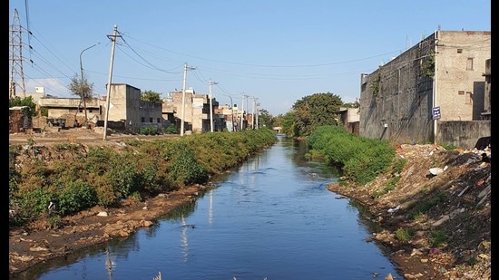 The chain-linked fence is being installed at the banks of Buddha Nullah in Ludhiana to stop the residents from dumping waste into the drain (HT file)