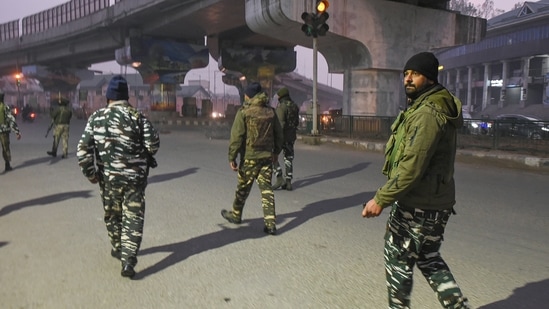 Security personnel leave after an encounter with militants near the Rambagh area of the city in Srinagar&nbsp;(PTI Photo)