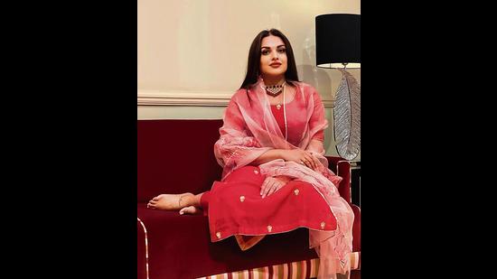 Himanshi Khurana’s hand-painted suit by Muksweta is a great pick for a family outing, and the powder pink dupatta is a perfect accompaniment