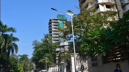 As many as 41 street light poles have been installed in Cuffe Parade which will illuminate the footpaths and pavements. (HT PHOTO)