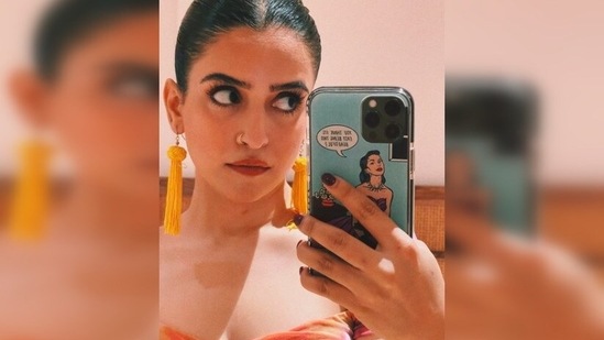 Sanya Malhotra makes a serious funny face and clicks a mirror selfie.(Instagram/@sanyamalhotra_)