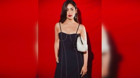Yami Gautam accessorised her look with a white bag and rectangle framed tinted shades.(Instagram/@yamigautam)