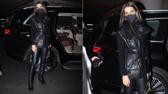 Kriti Sanon was spotted at the Mumbai airport in an all black look. The actor recently saw the release of her film, Hum Do Hamare Do. (Varinder Chawla) Kriti Sanon was spotted at the Mumbai airport in an all black look. The actor recently saw the release of her film, Hum Do Hamare Do. (Varinder Chawla)