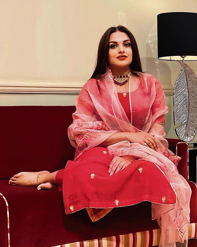 Himanshi Khurana’s hand-painted suit by Muksweta is a great pick for a family outing, and the powder pink dupatta is a perfect accompaniment