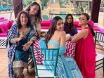 Anu Ranjan, Soni Razdan, Akansha Ranjan, Alia Bhatt, Shaheen Bhatt pose for the camera.(Instagram) Anu Ranjan, Soni Razdan, Akansha Ranjan, Alia Bhatt, Shaheen Bhatt pose for the camera.(Instagram)