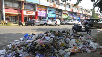 Garbage dumped in the open, low water pressure and choked sewers are among the key issues being faced by residents in Ward 18 of the Chandigarh municipal corporation. (Keshav Singh/HT) Garbage dumped in the open, low water pressure and choked sewers are among the key issues being faced by residents in Ward 18 of the Chandigarh municipal corporation. (Keshav Singh/HT)