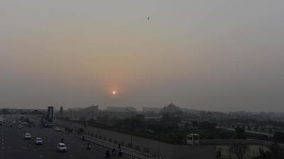New Delhi, India - Nov. 25, 2021: A view of the Akshardham temple engulfed in thick smog, in New Delhi, India, on Thursday, November 25, 2021. (Photo by Sanjeev Verma/ Hindustan Times) (Sanjeev Verma/HT PHOTO) New Delhi, India - Nov. 25, 2021: A view of the Akshardham temple engulfed in thick smog, in New Delhi, India, on Thursday, November 25, 2021. (Photo by Sanjeev Verma/ Hindustan Times) (Sanjeev Verma/HT PHOTO)