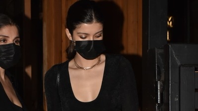 Shanaya Kapoor and her mother Maheep Kapoor were spotted at Mizu In Bandra. (Varinder Chawla) 