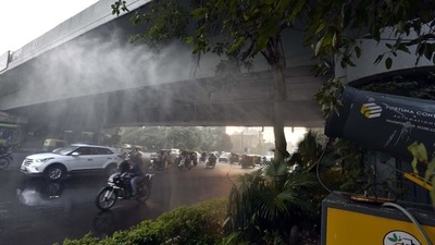 An anti-smog installed to curb dust pollution, near ITO, in New Delhi. Weather forecasting agencies said no immediate relief is expected as calm conditions are likely to continue till November 28, after which wind speeds may increase to 15-20 km/hr on Monday, facilitating the dispersal of pollutants. (Sanjeev Verma/HT PHOTO) An anti-smog installed to curb dust pollution, near ITO, in New Delhi. Weather forecasting agencies said no immediate relief is expected as calm conditions are likely to continue till November 28, after which wind speeds may increase to 15-20 km/hr on Monday, facilitating the dispersal of pollutants. (Sanjeev Verma/HT PHOTO)