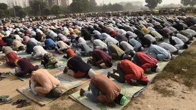 Gurugram, India - Nov. 19, 2021: Muslim devotees offer Namaz in the open at Leisure Valley , in Gurugram, India, on Friday, November 19, 2021. (Photo by Vipin Kumar/ Hindustan Times) (Vipin Kumar/HT PHOTO) Gurugram, India - Nov. 19, 2021: Muslim devotees offer Namaz in the open at Leisure Valley , in Gurugram, India, on Friday, November 19, 2021. (Photo by Vipin Kumar/ Hindustan Times) (Vipin Kumar/HT PHOTO)