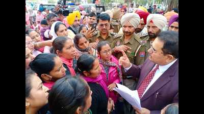 Punjab deputy CM OP Soni talking to protesting health workers during his visit to the Sangrur civil hospital on Thursday.