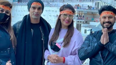 Bipasha Basu and Karan Singh Grover pose for a picture with their friends in the Vaishno Devi shrine.&nbsp; (Instagram/@bipashabasu)