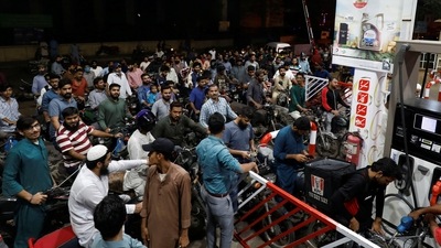 People wait for their turn to get petrol at a petrol station, after the PPDA announced a countrywide strike, in Karachi on Nov 24, 2021.&nbsp; (Reuters {jptp)
