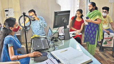Aadhaar card registration centre at Dattawadi in Pune on Thursday. Ahead of civic polls, local representatives at the district and municipal corporation- level are making a beeline for organising Aadhaar card camps in their respective wards in Pune. (RAVINDRA JOSHI/HT)