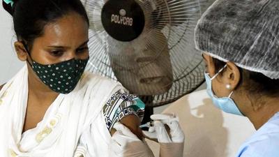 A health worker administers a dose of Covid-19 vaccine to a beneficiary in Patna, Bihar. (Santosh Kumar /HT) A health worker administers a dose of Covid-19 vaccine to a beneficiary in Patna, Bihar. (Santosh Kumar /HT)
