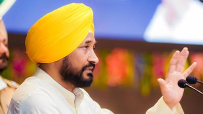 Punjab chief minister Charanjit Singh Channi has directed the Greater Mohali Area Development Authority to find a solution to straighten out the deadly curve on the Airport Road near Mata Sundri gurdwara in Sector 70 (HT File Photo)