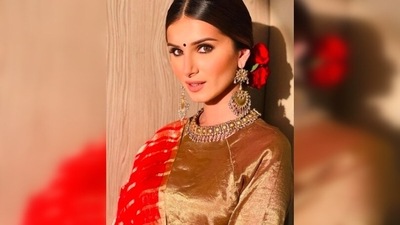 Tara Sutaria went all traditional for the promotional event of her film Tadap in Varanasi. (Instagram/@spacemuffin27) Tara Sutaria went all traditional for the promotional event of her film Tadap in Varanasi. (Instagram/@spacemuffin27)