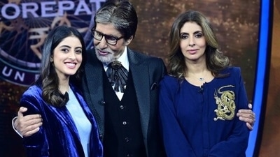 Amitabh Bachchan with Navya Naveli Nanda and Shweta Bachchan on the sets of Kaun Banega Crorepati 13. Amitabh Bachchan with Navya Naveli Nanda and Shweta Bachchan on the sets of Kaun Banega Crorepati 13.