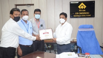 SR Suryawanshi, ED (Works), handed over the ENCON Award Certificate to Naresh Kumar, CGM (Utilities and Environment), KK Pandey, GM Incharge (EMD) and his team. SR Suryawanshi, ED (Works), handed over the ENCON Award Certificate to Naresh Kumar, CGM (Utilities and Environment), KK Pandey, GM Incharge (EMD) and his team.