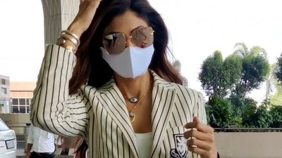 Shilpa Shetty was seen outside Mumbai airport. (Varinder Chawla) 