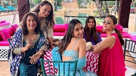 Anu Ranjan, Soni Razdan, Akansha Ranjan, Alia Bhatt, Shaheen Bhatt pose for the camera. (Instagram)