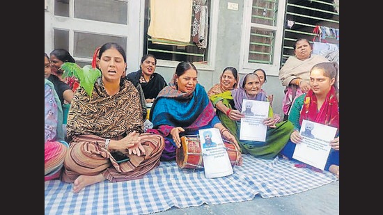It was with vociferous boliyans and dholaks that the women of Dugri village, who are leading the protest against erratic water supply in the area, trumpeted their decision to boycott Lok Insaaf Party MLA Simarjeet Singh Bains in the upcoming assembly elections for failing to resolve their issue on Thursday. (HT Photo)