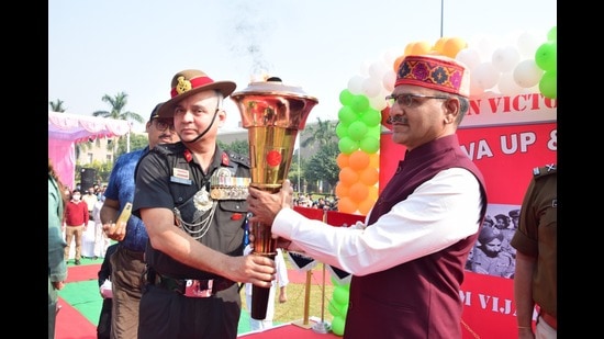 Swarnim Vijay Mashaal being handed over to NCR GM by Brig Ajay Pasbola in Prayagraj. (HT photo)