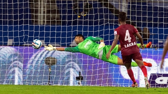 Subhasish Roy Chowdhury, thủ môn của NorthEast United FC, lặn để bảo vệ khung thành. (PTI) Subhasish Roy Chowdhury, thủ môn của NorthEast United FC, lặn để bảo vệ khung thành. (PTI)