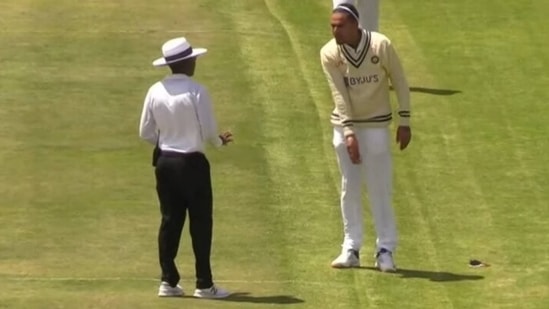 Umpire has a chat with Rahul Chahar.&nbsp;