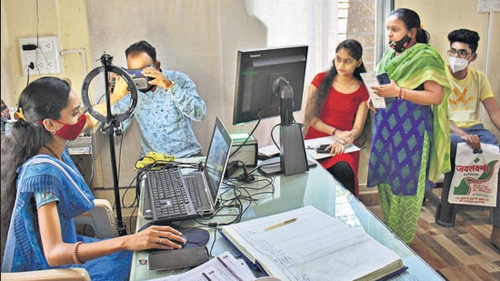 Aadhaar card registration centre at Dattawadi in Pune on Thursday. Ahead of civic polls, local representatives at the district and municipal corporation- level are making a beeline for organising Aadhaar card camps in their respective wards in Pune. (RAVINDRA JOSHI/HT)