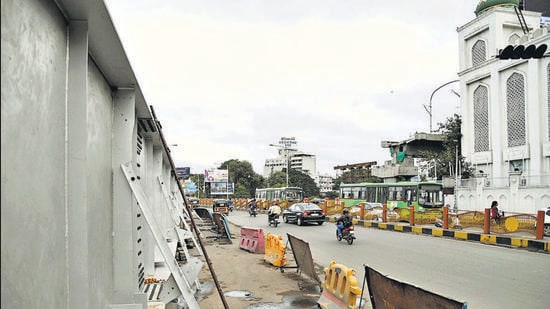 Maharashtra Metro Rail Corporation (Maha-Metro) has disapproved the proposal for a hydraulic bridge at Sambhaji bridge aka Lakdi pul and the metro work is likely to resume at the spot. (HT FILE) Maharashtra Metro Rail Corporation (Maha-Metro) has disapproved the proposal for a hydraulic bridge at Sambhaji bridge aka Lakdi pul and the metro work is likely to resume at the spot. (HT FILE)