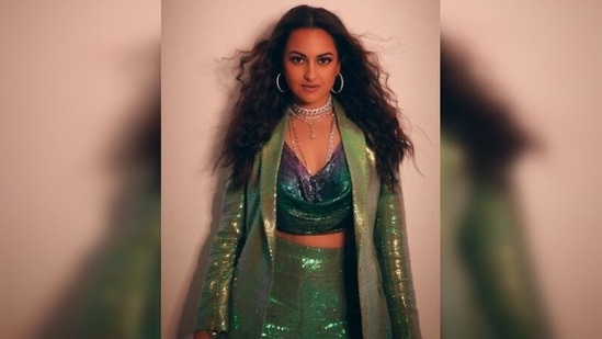 Sonakshi Sinha left no stones unturned in impressing the fashion police with her retro party look.(Instagram/@aslisona)