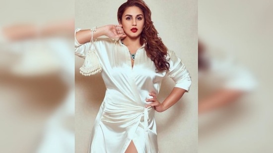 Huma Qureshi accessorised her look with an ivory potli bag and emerald and diamond necklace.(Instagram/@iamhumaq)