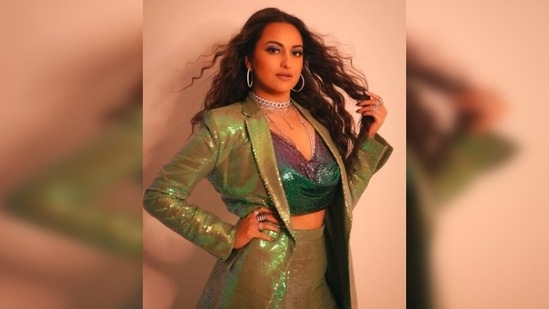Sonakshi Sinha brings back 80s party fashion and aces the retro look.(Instagram/@aslisona)