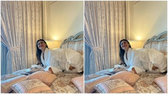 In minimal makeup – nude eyeshadow, mascara-laden eyelashes, black eyeliner, drawn eyebrows, contoured cheeks and a shade of nude lipstick – Mouni looked like an absolute diva.(Instagram/@imouniroy)