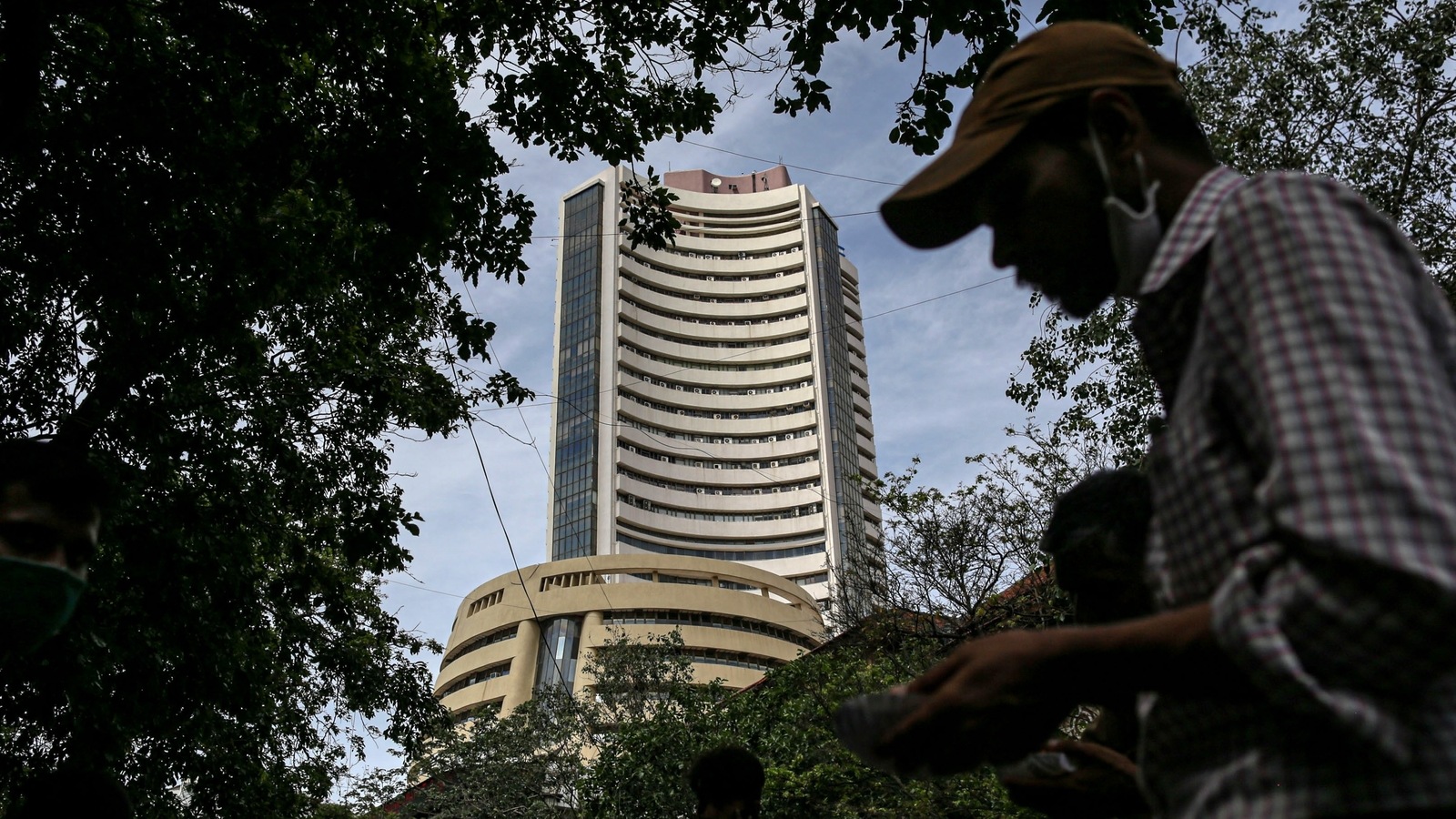 Sensex Tanks Over 800 Points In Early Trade Nifty Sinks Below 17300 Hindustan Times 