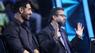 John Abraham and Nikkhil Advani on the KBC 13 hot seat. John Abraham and Nikkhil Advani on the KBC 13 hot seat.